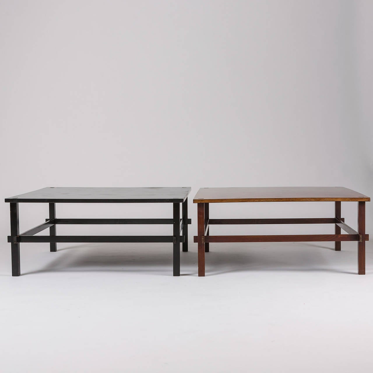 Gorgeous set of two coffee tables model 740 by Gianfranco Frattini for Cassina.
Walnut frame and revolving top, with natural wood and black laminate faces.
Design mentioned for Compasso d'Oro Prize, 1957.