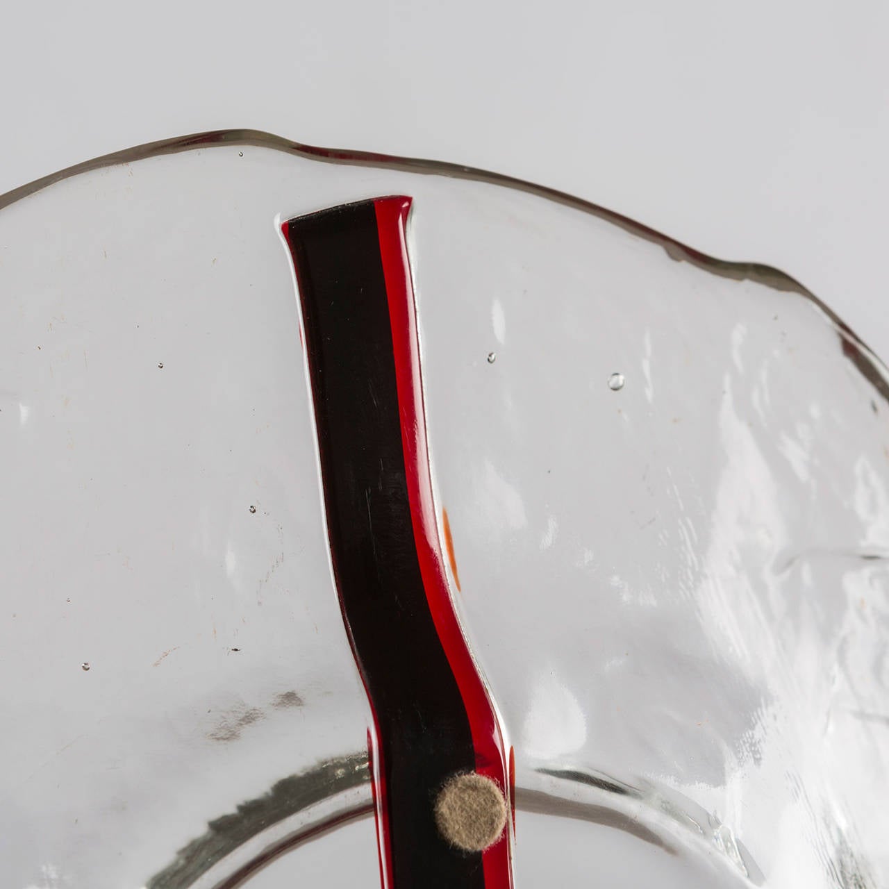 Remarquable ensemble de deux centres de table en verre de Murano par Fratelli Toso.
Pièces de cristal épaisses avec des bandes de gazon noires et rouges.