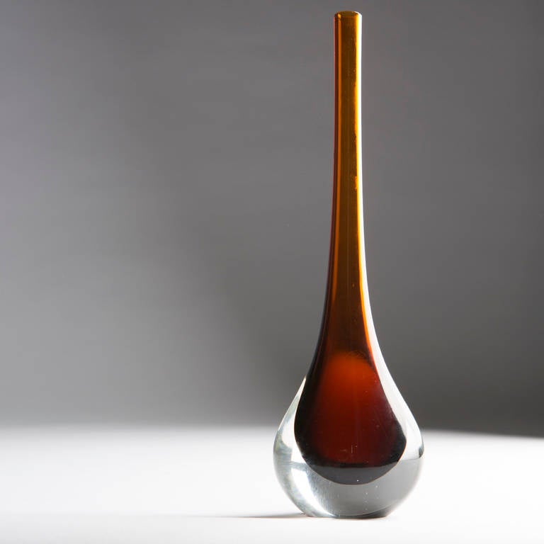 Zarte Vase aus Murano-Glas von Sommerso.
Rotes und Kristallglas für dieses wunderbare Beispiel dieser Glastechnik.