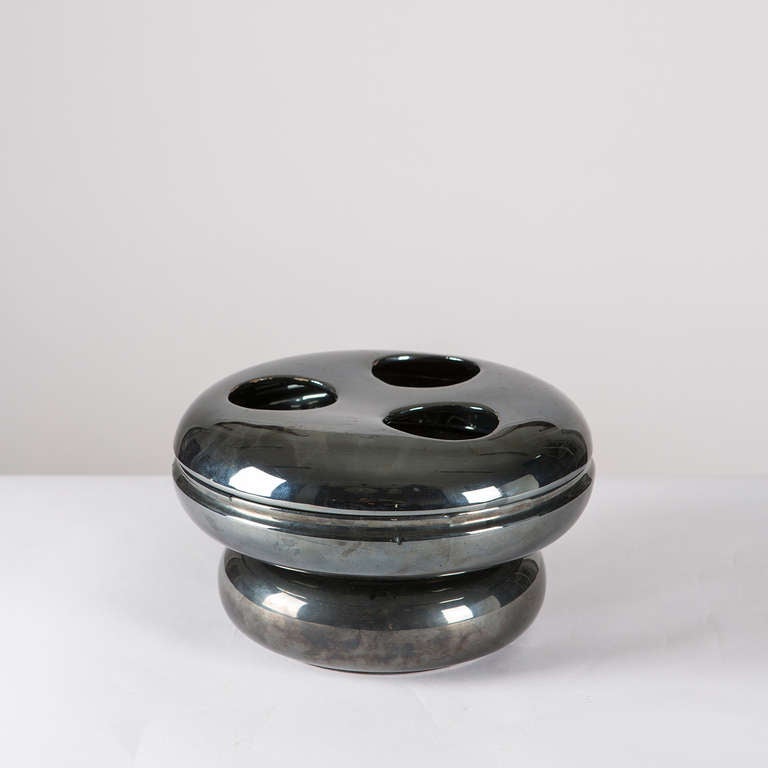 Rare lampe de table en céramique.
Composée de 3 couches empilables différentes, la lampe diffuse une lumière douce à travers 3 trous sur le dessus.
L'étiquette d'origine du fabricant se trouve toujours sur le dessus (voir image 5).