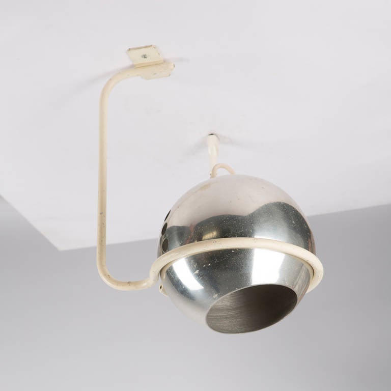 Raro set di due lampade da soffitto modello 232G di Gino Sarfatti for Arteluce.
Struttura laccata bianca e paralume in alluminio.