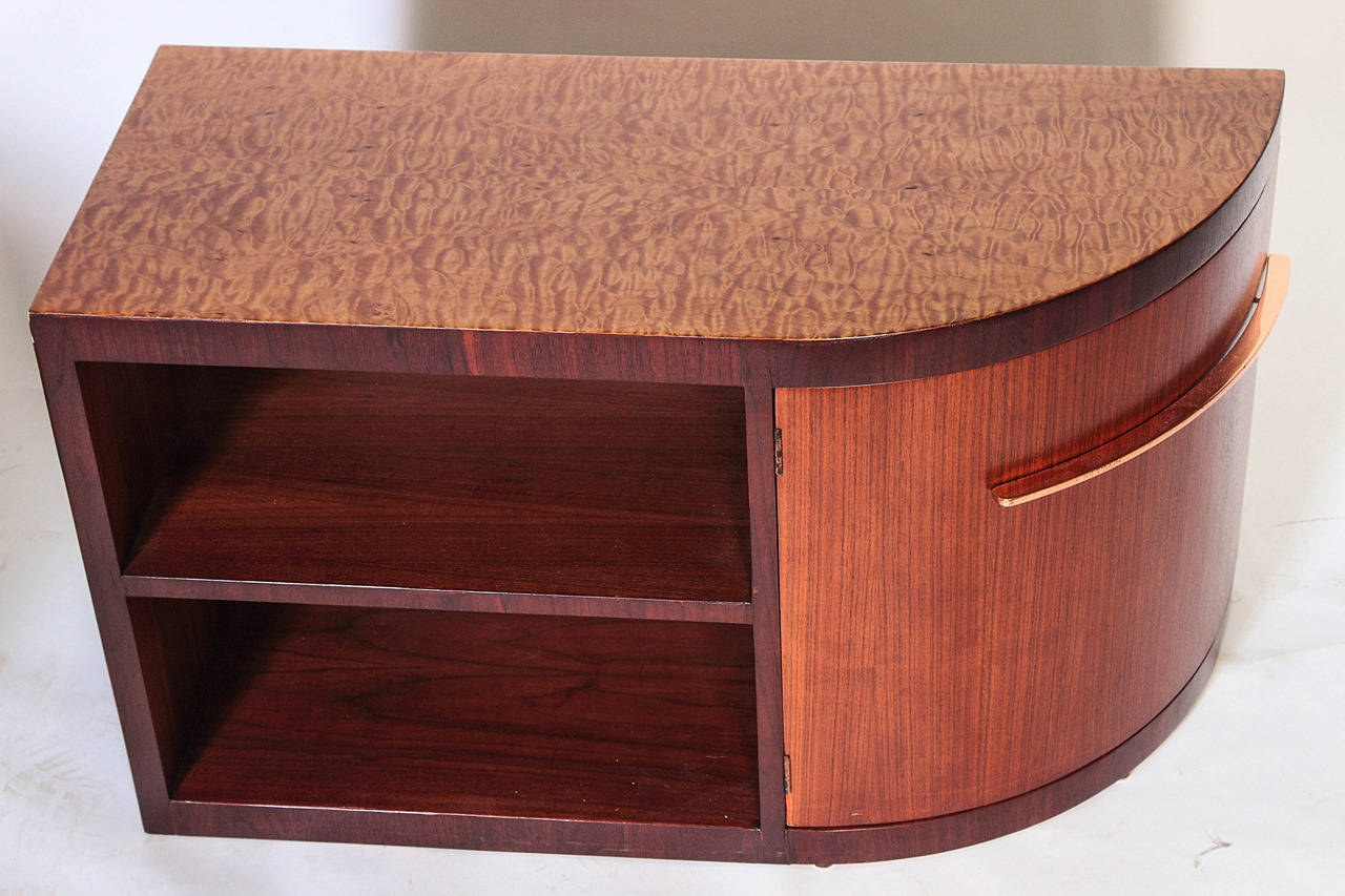 Pair of Streamline Art Deco Machine Age End Tables in Manner of Donald Deskey In Good Condition For Sale In Dallas, TX