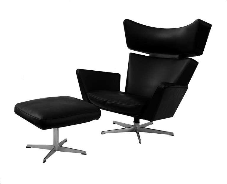 Ox chair and ottoman designed by Arne Jacobsen for Fritz Hansen. The ottoman measures 20.63