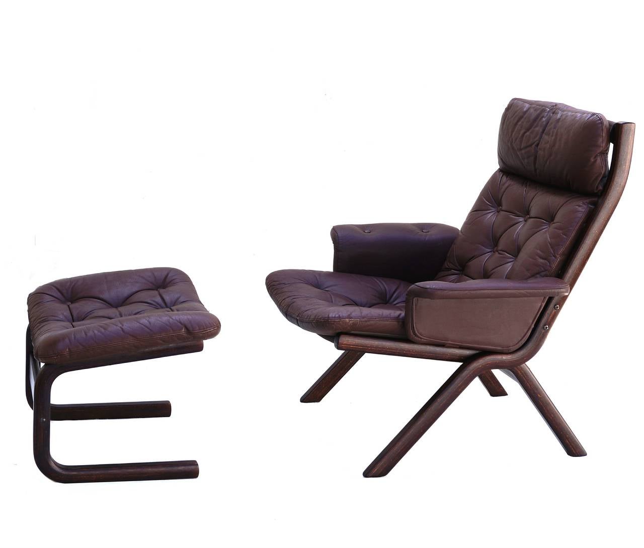 Unusual leather sling Danish modern sculptural lounge chair and ottoman. The ottoman measures 17