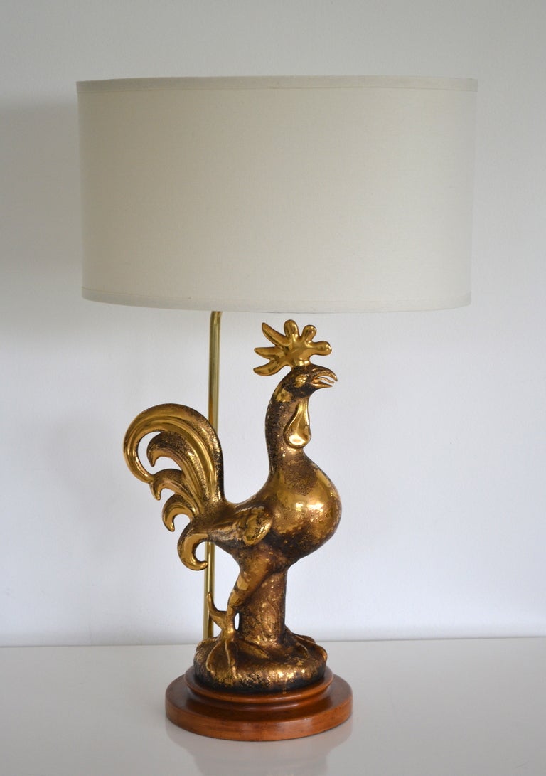 Rare and unusual Sascha Brastoff mottled gilt glazed ceramic rooster form table lamp, c. 1950s -1960s.
This stunning highly decorative Mid-Century Modern lamp is mounted on a turned wooden base. Shade not included.