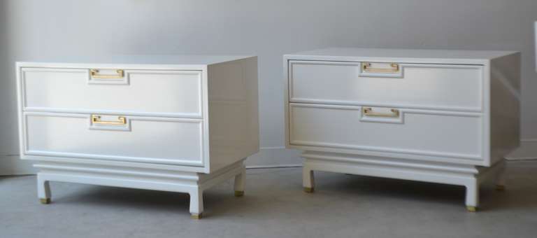 Pair of White Lacquered Side Tables with Brass Hardware In Excellent Condition In West Palm Beach, FL