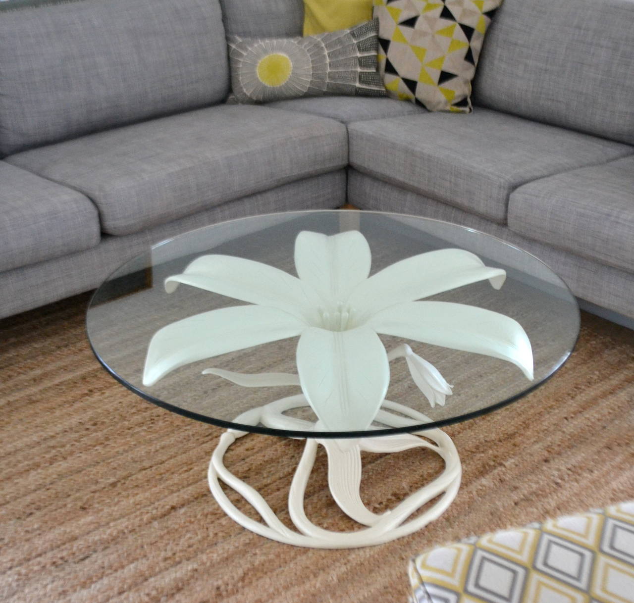 Stunning midcentury white lacquered coffee table by Arthur Court, circa 1970s. This striking cocktail table designed in the style of a lily is accented with a 40