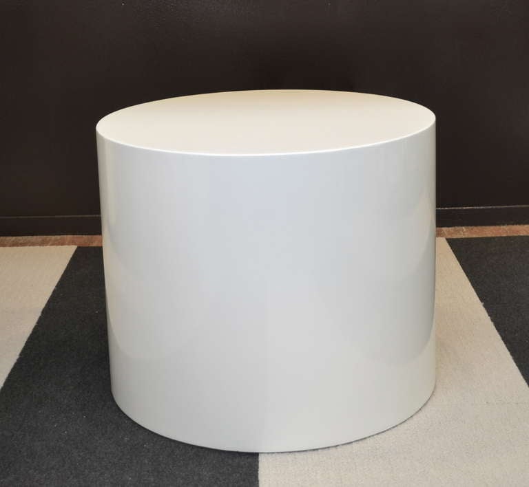 Exquisite polished white lacquered wooden drum form side table. c. 1970s. This handsome and architectural table in the style of Milo Baughman can be used as a side or small coffee table.
Please view our collection and our new pmdg Showrooms in
