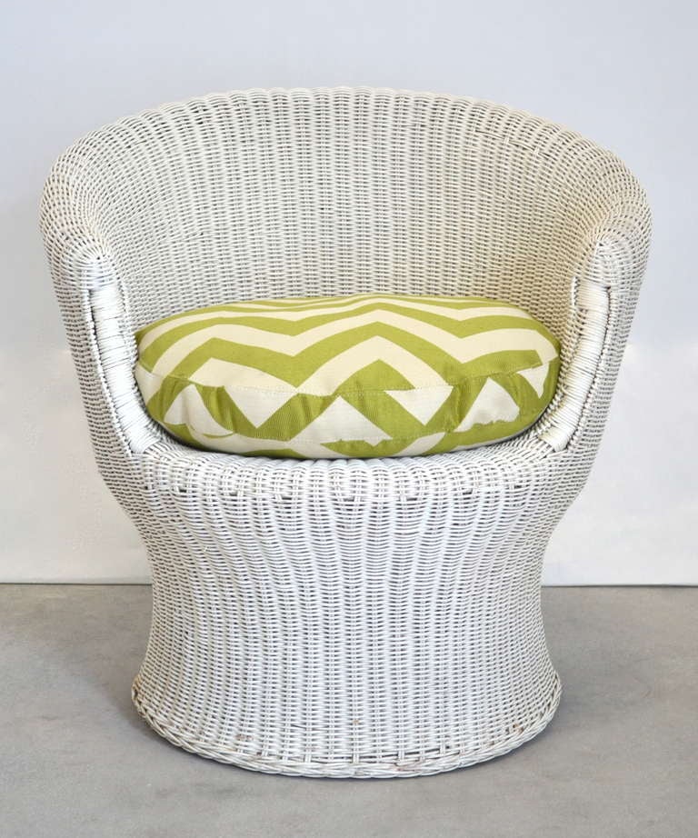 Mid-Century white lacquered woven rattan down cushioned tub chair / side chair in the style of Eero Aarnio, c. 1960s. This innovative desk chair / offuce is newly upholstered in a cotton Chevron fabric.