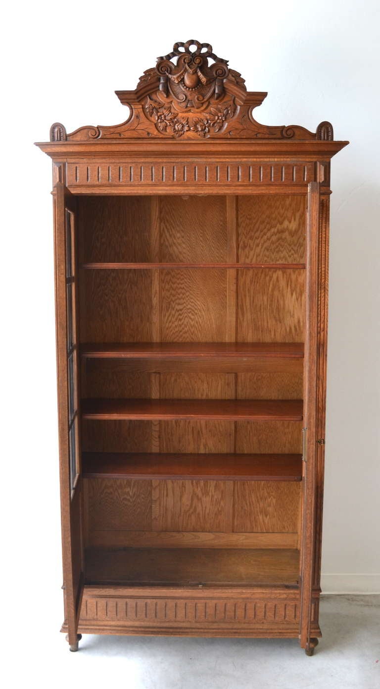 Oak  Bookcase / Cabinet In Excellent Condition In West Palm Beach, FL