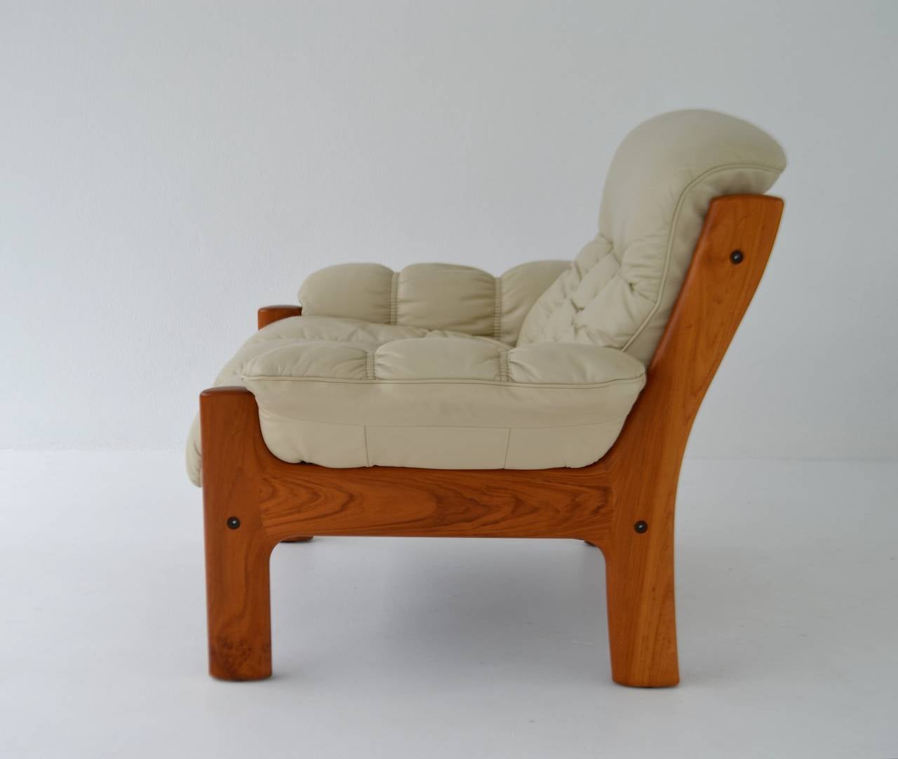 Postmodern Leather and Teak Club Chair by J. E. Ekornes In Excellent Condition In West Palm Beach, FL