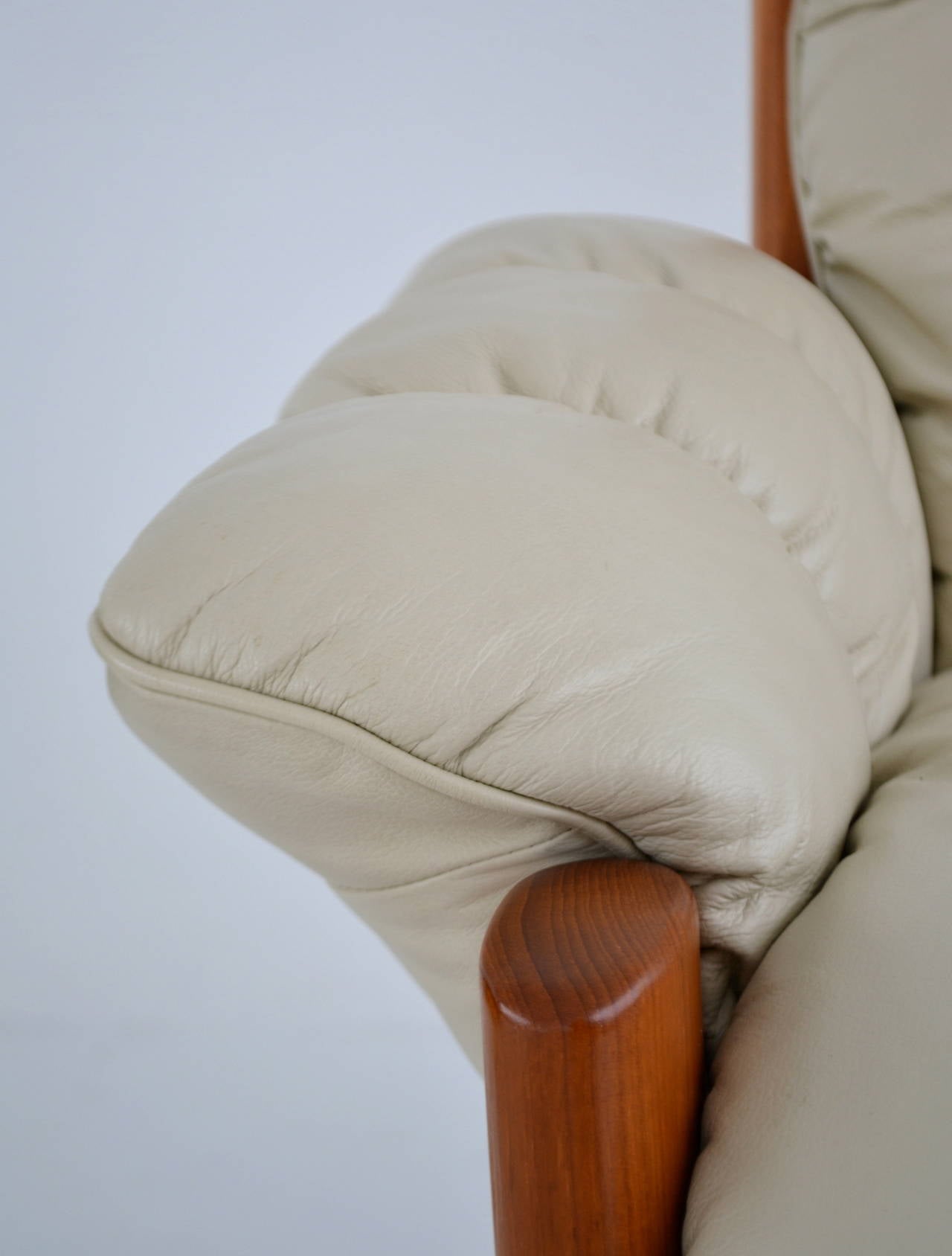 Postmodern Leather and Teak Club Chair by J. E. Ekornes 1