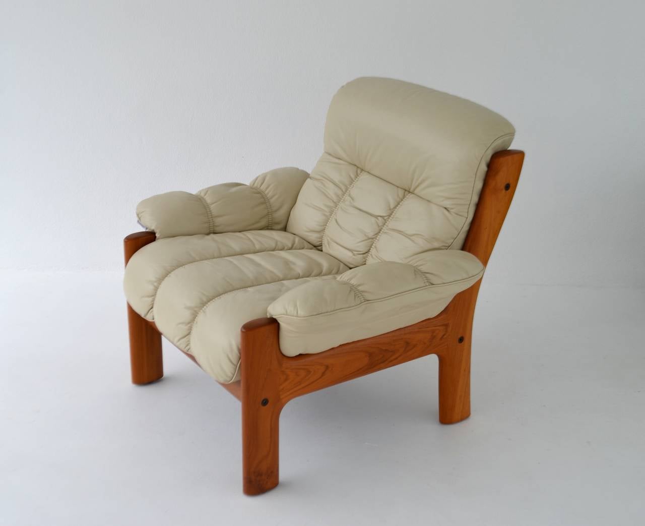 Postmodern Leather and Teak Club Chair by J. E. Ekornes 2