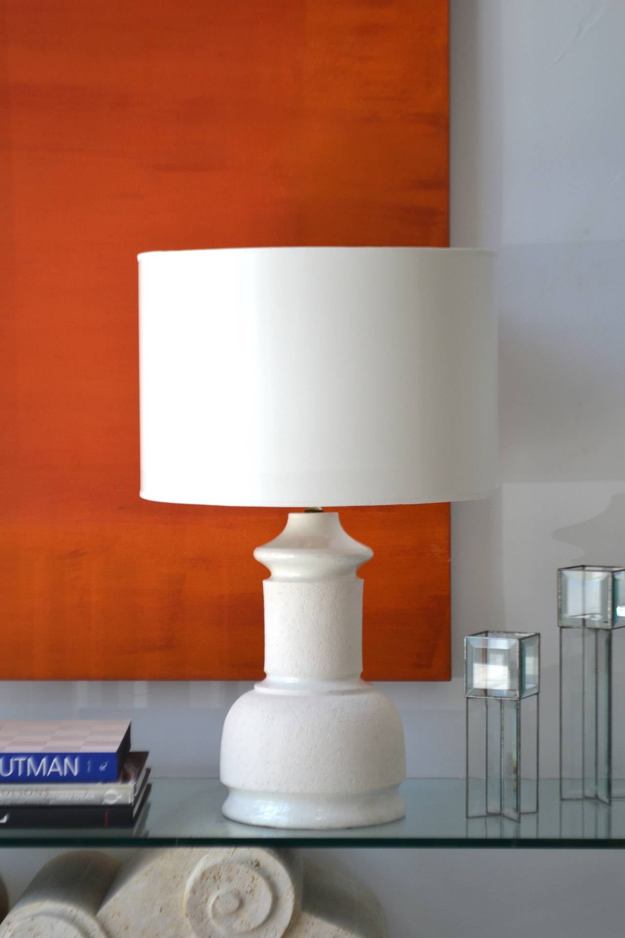 Stunning Mid-Century Modern white ceramic table lamp, Italy, circa 1960s. This strikingly graphic lamp is designed of alternating glazed and unglazed undulating ceramic bands. Sold without shade.

Measurements:

Overall height from base to top