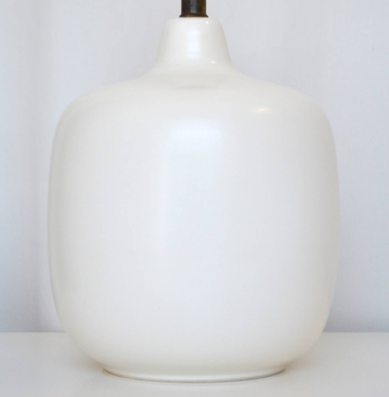 Mid-Century Modern White Glazed Ceramic Table Lamp In Excellent Condition In West Palm Beach, FL