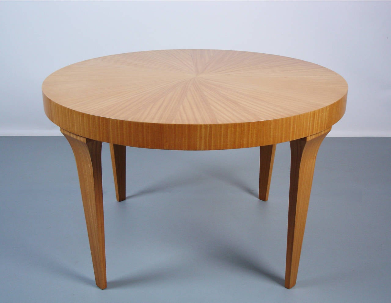 Mid-Century Modern A circular 1950's coffee table For Sale
