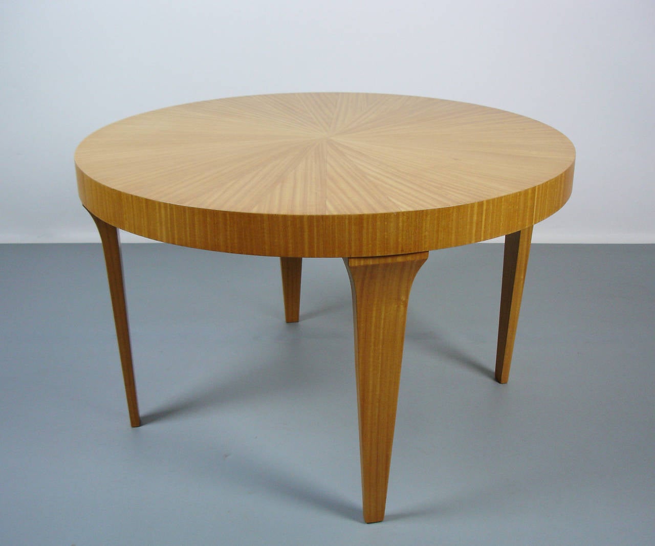 Veneer A circular 1950's coffee table For Sale
