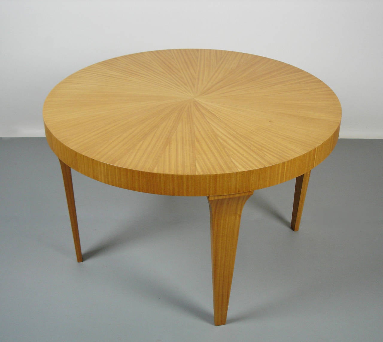 A circular 1950's coffee table In Good Condition For Sale In Janvry, Essonne