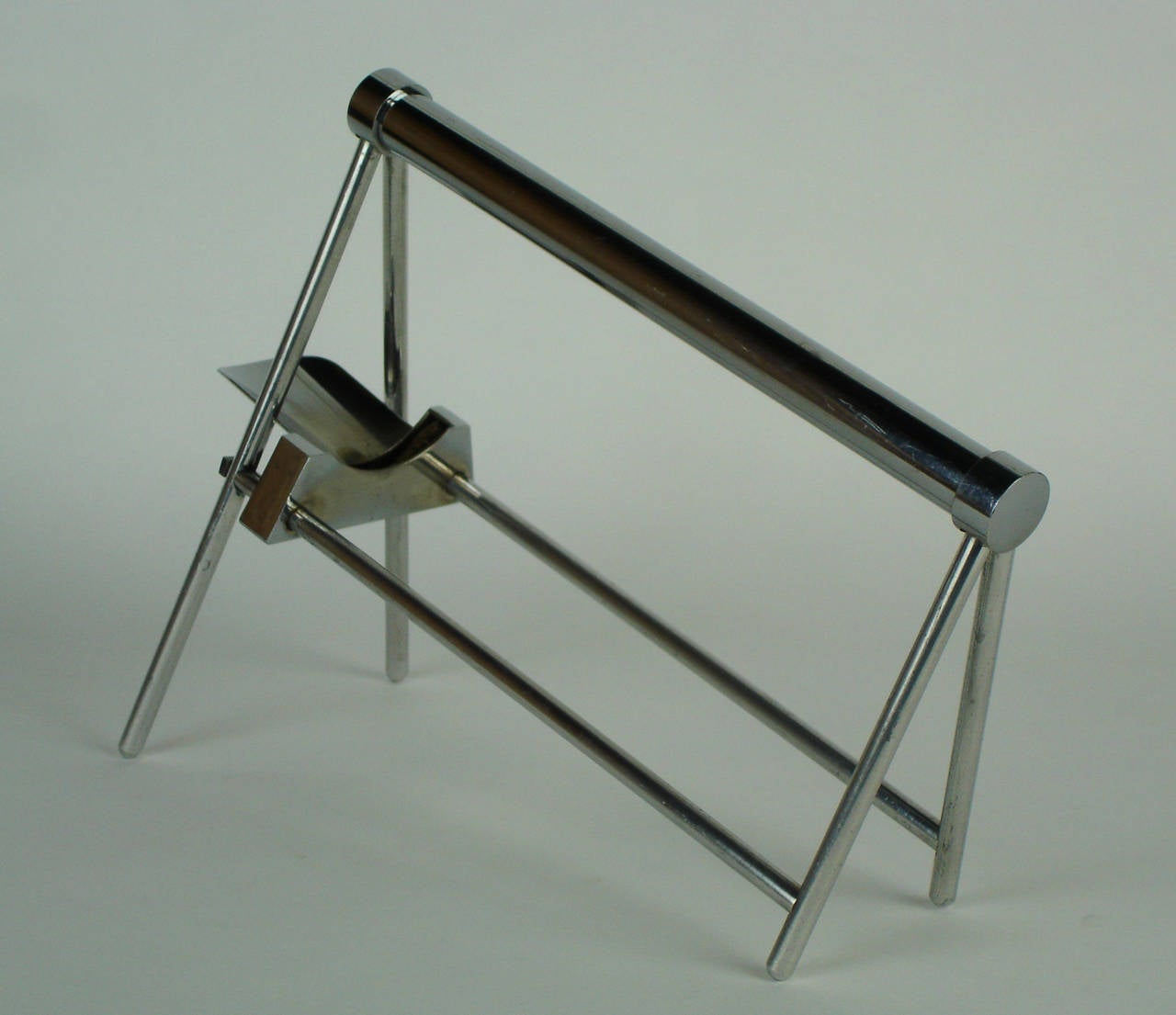 A chromed metal wine server with a modernist design of the 1930s. This model is designed by Jacques Adnet.
