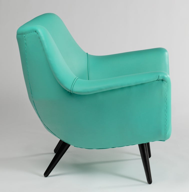 Pair of Sculptural Club Chairs in the style of Gio Ponti In Good Condition In Princeton, NJ