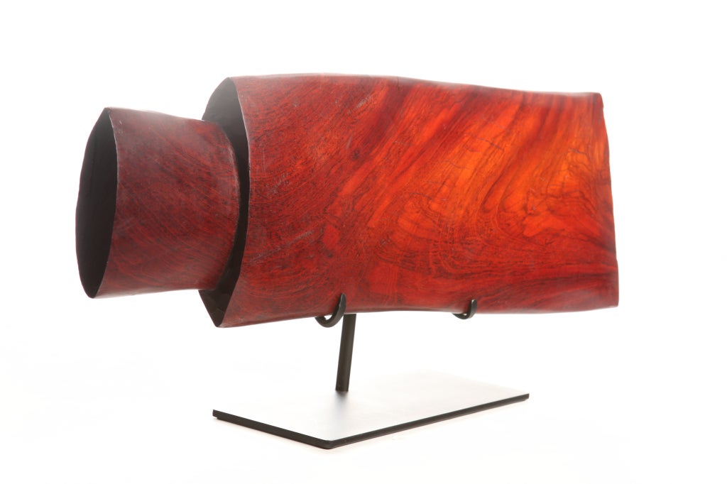 Escultura de madera dura exótica de la artista francesa Sophie Negrin, firmada en el reverso, con montura personalizada para museo.