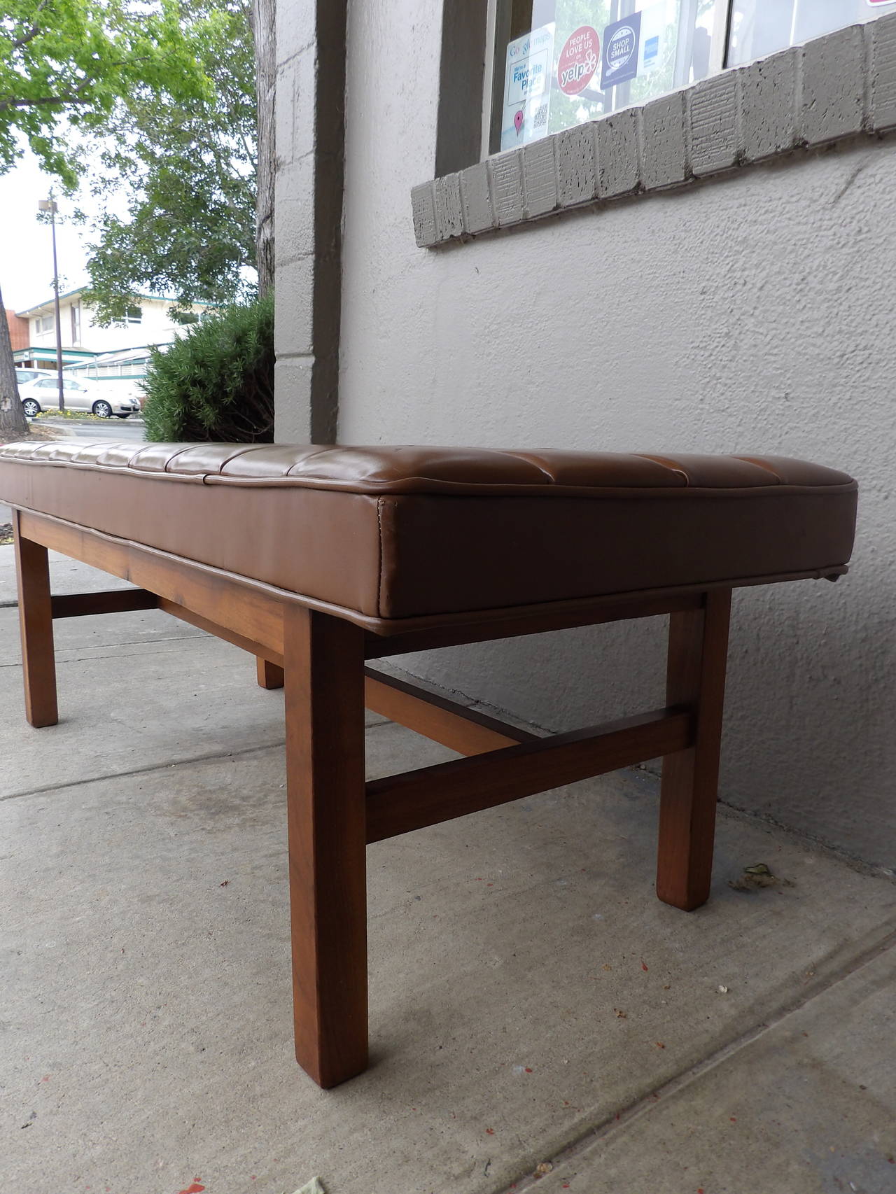 Classic Mid-Century Modern Button Tufted Bench In Good Condition For Sale In Fulton, CA