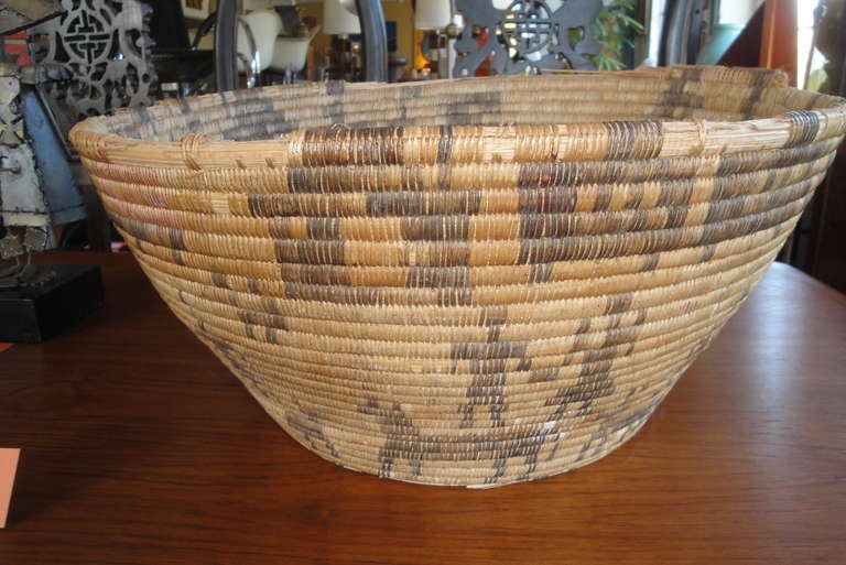 Large Native American Indian Basket In Fair Condition In Fulton, CA