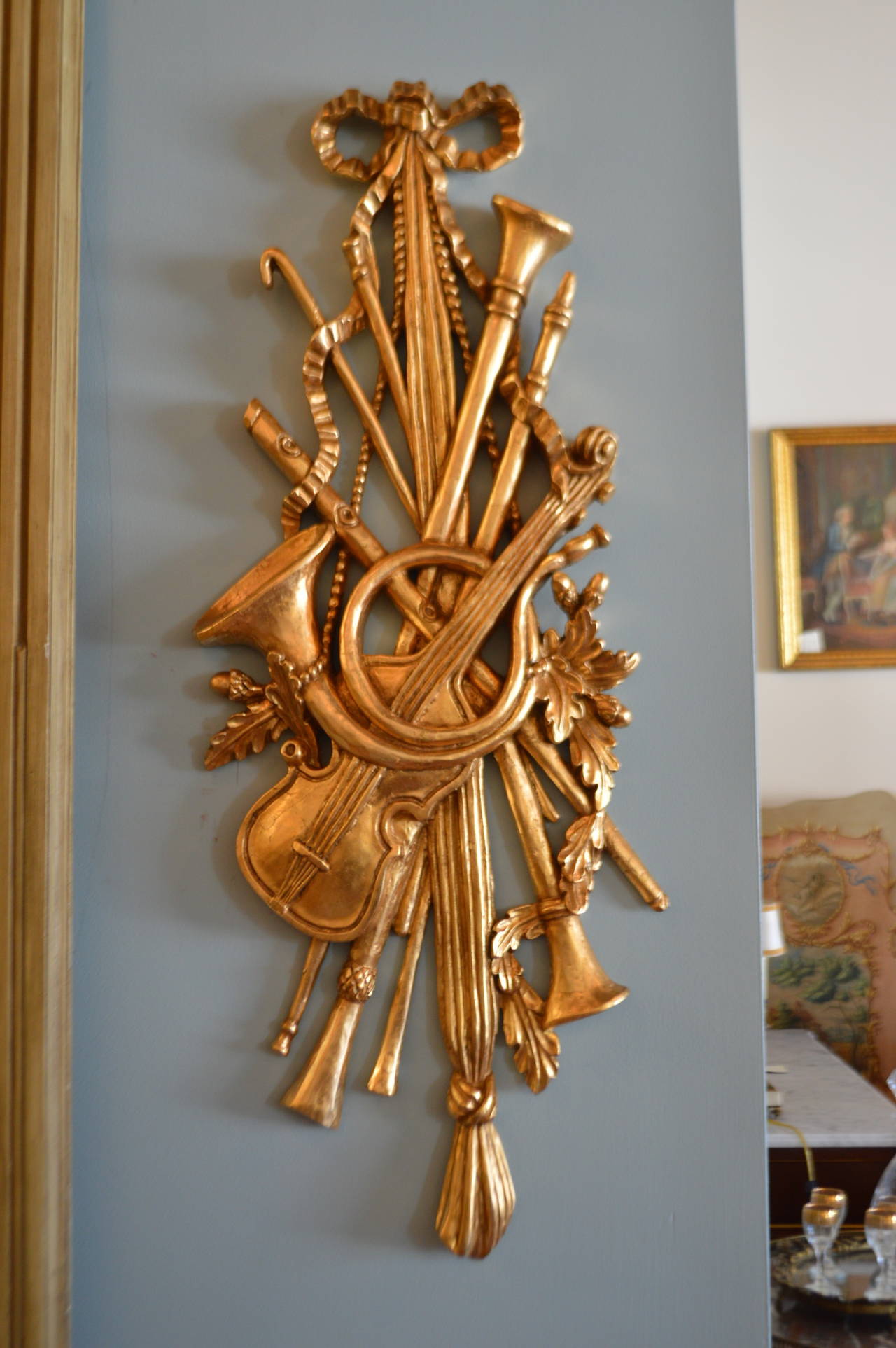 Pair of 19th Century Musical Theme Gilded Wall Ornaments In Excellent Condition In Oakville, ON