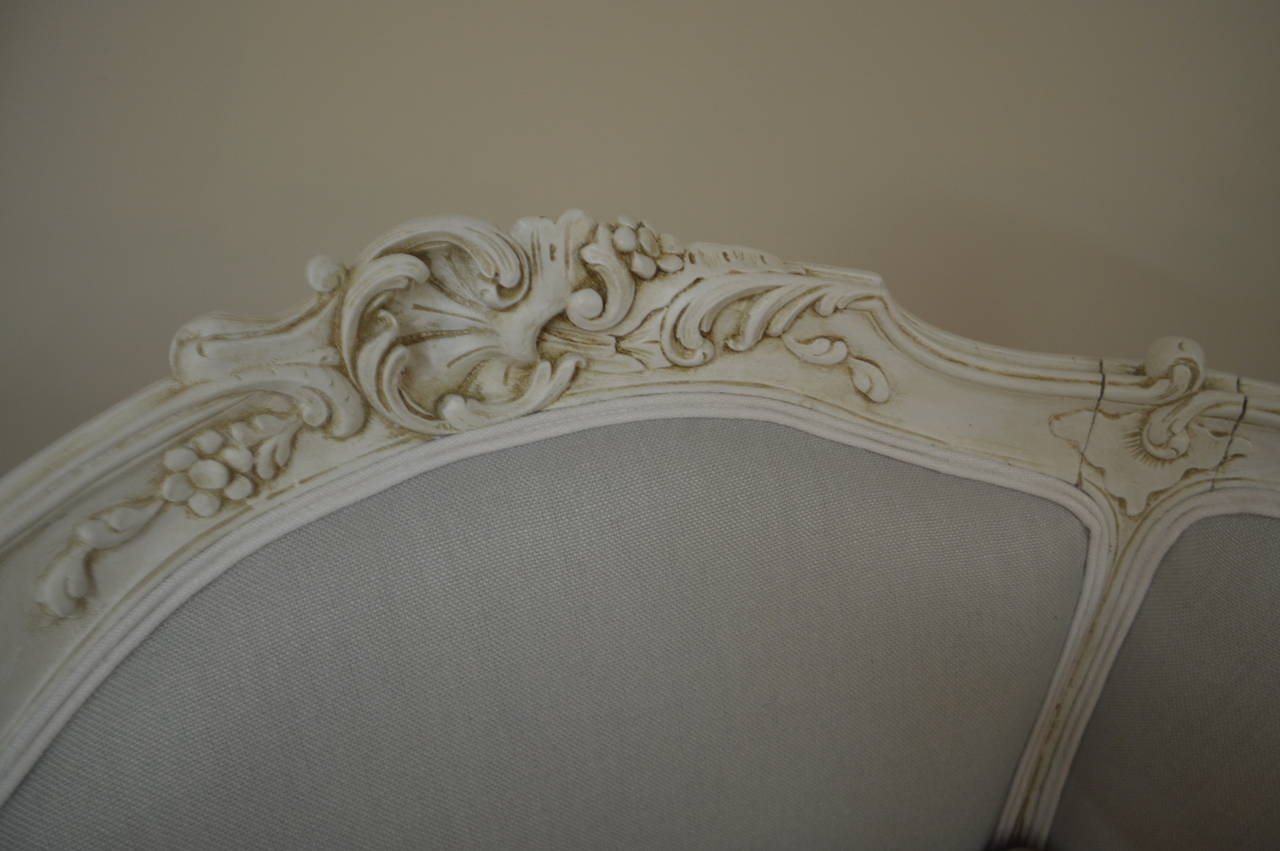 Louis XV Style Painted Chaise Longue In Excellent Condition In Oakville, ON