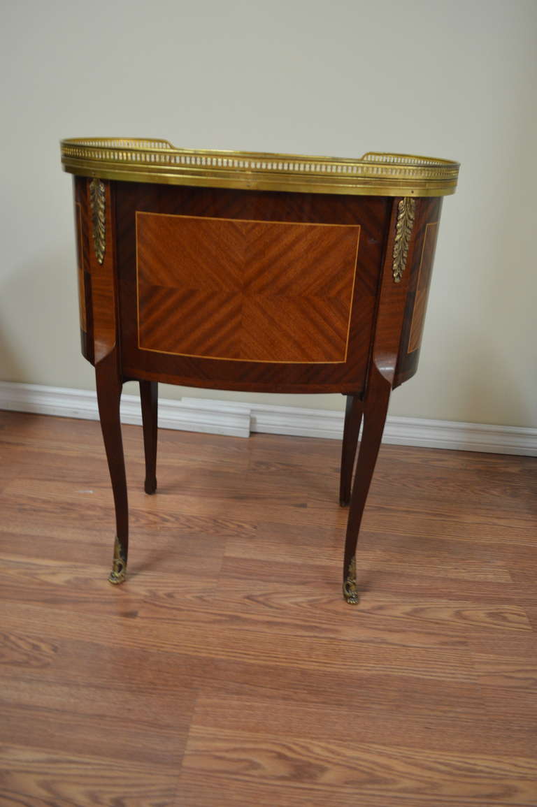 Pair of Transition Period Style Inlay Kidney Shape Side Tables In Excellent Condition In Oakville, ON