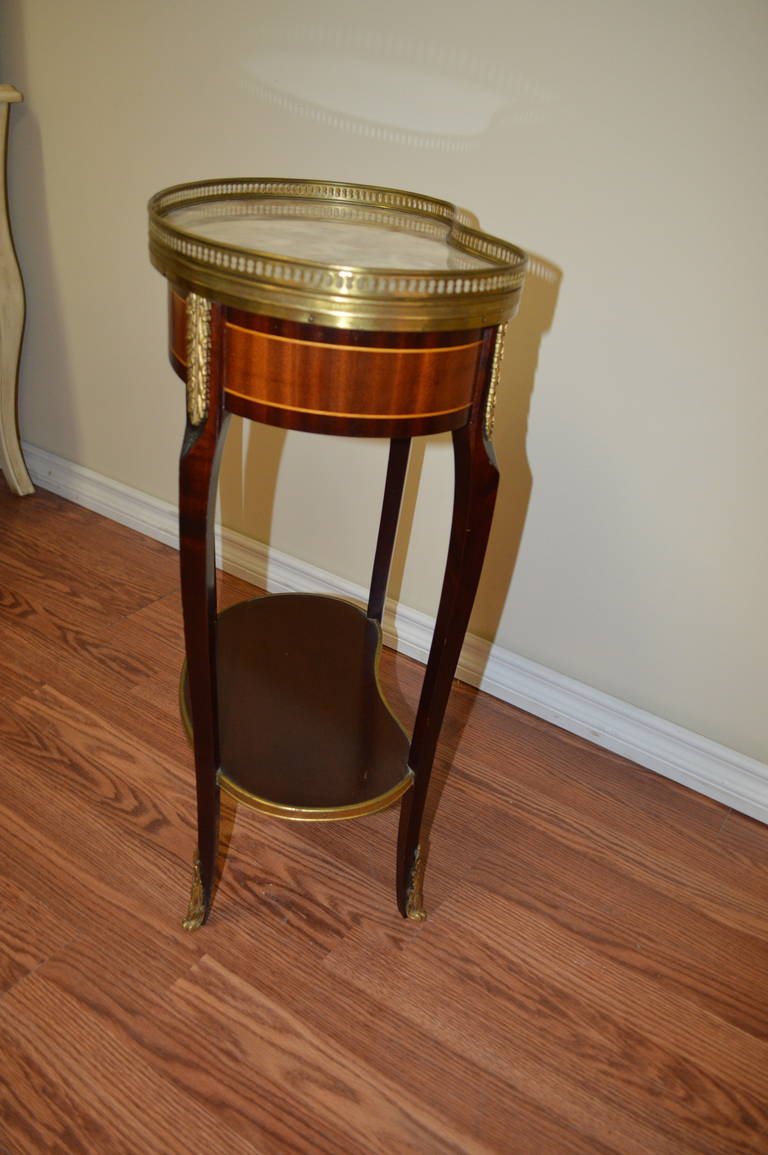 Transitional Period Style, Kidney Shape Side Table In Excellent Condition In Oakville, ON