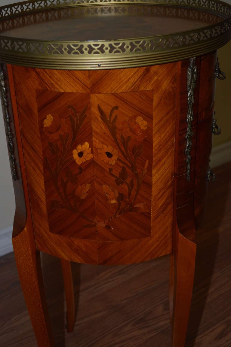 Pair of Louis XV style inlay round side tables In Excellent Condition In Oakville, ON