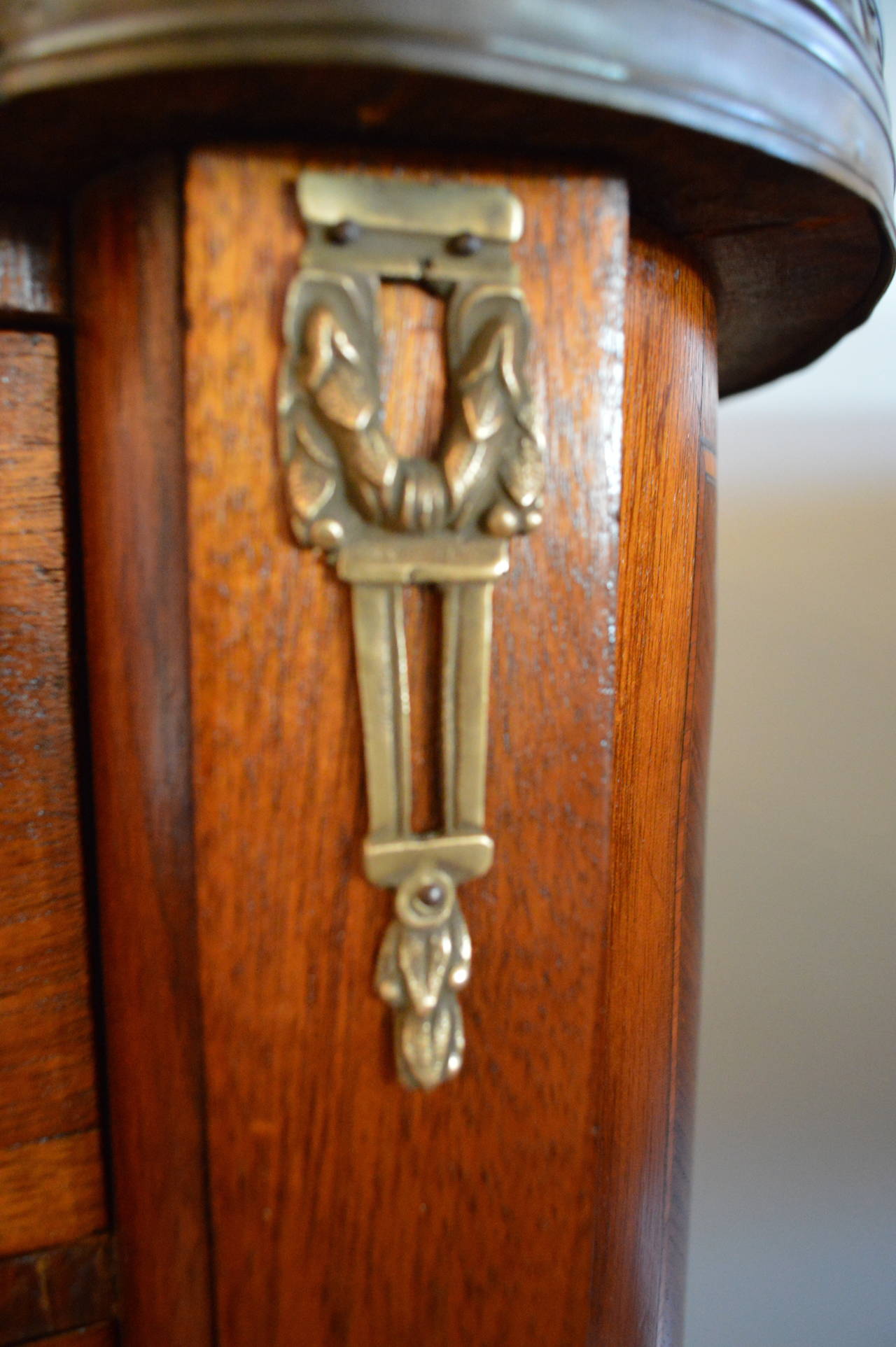 Louis XV Style Inlay Kidney Shape Petite Commode In Excellent Condition In Oakville, ON