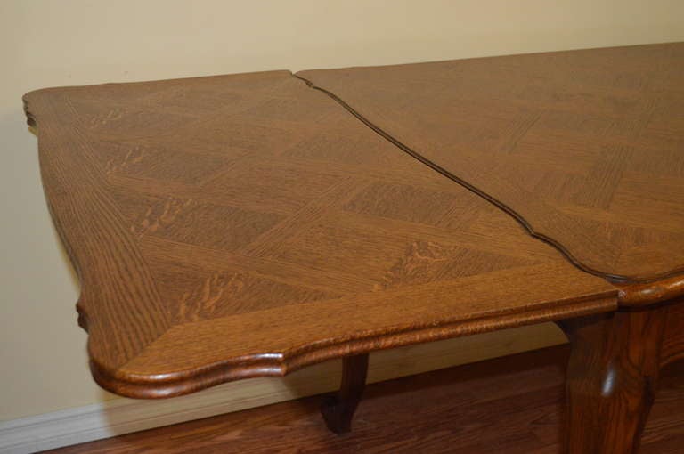 Louis XV style solid oak country style dining table In Excellent Condition In Oakville, ON