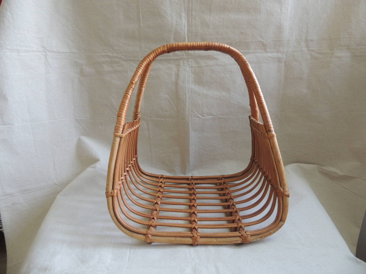 Vintage oval magazine holder/rack in bamboo and rattan weaving. Very strong. Nice patina.