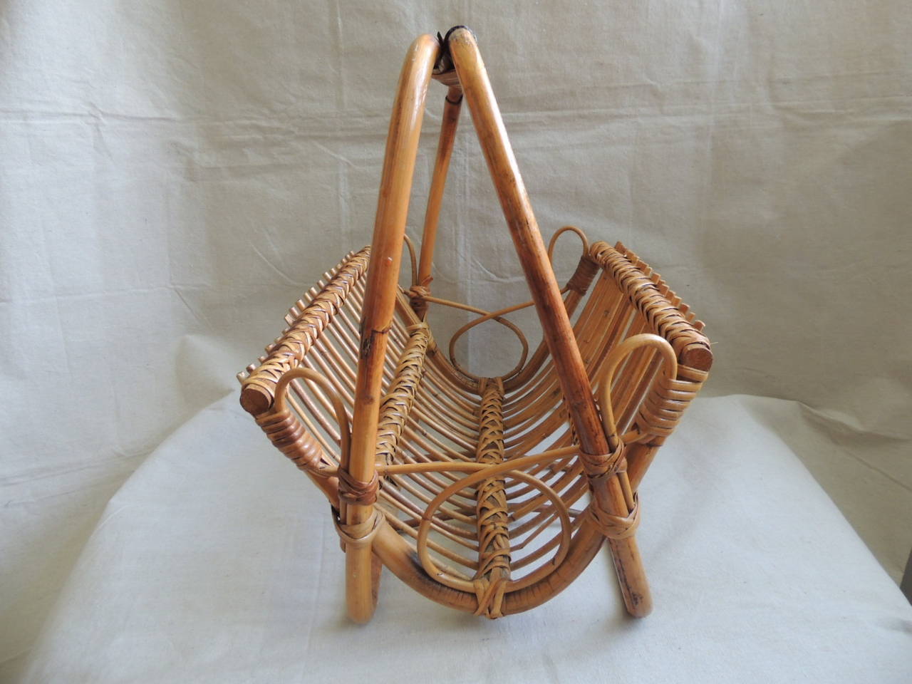 Vintage magazine holder or rack in bamboo and rattan weaving. Very strong. Nice patina.