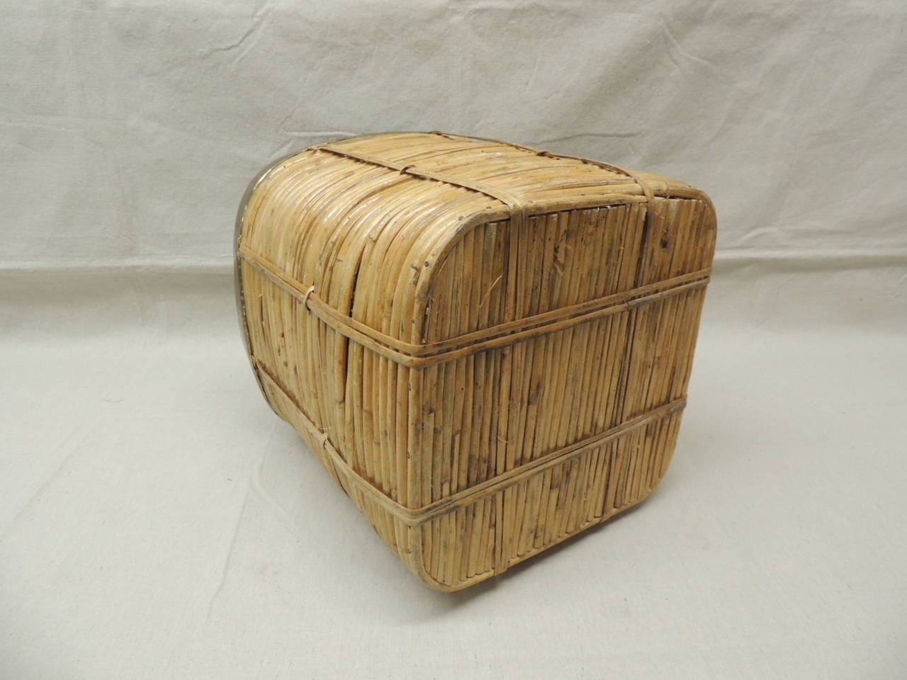 Asiatique Vieux panier en bambou avec bordure en laiton