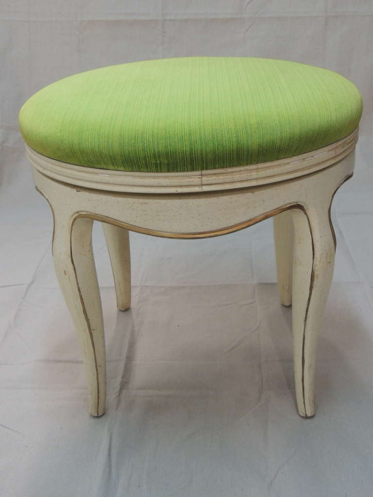 Vintage French swivel upholstered stool in a emerald green strie silk velvet. Painted wood with gold accent details. Four tapered legs. Fabric is in excellent conditions, no chips on the wood.
Great vanity stool or accent stool.