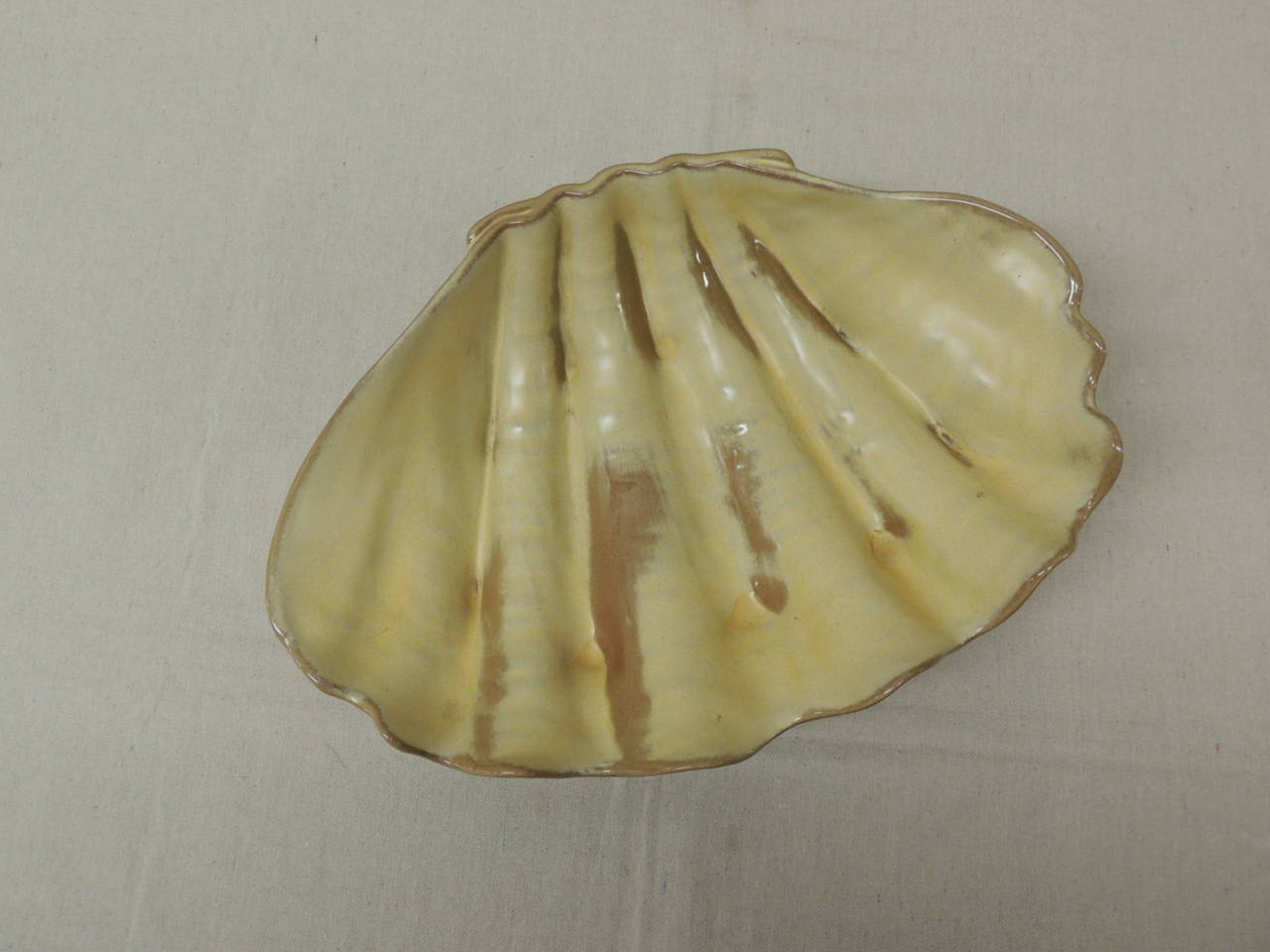 Antique Textiles Galleries:
Big ceramic clam shell from Francoma OH. Midcentury glazed pottery, great serving piece. Workshop hallmark stamped.