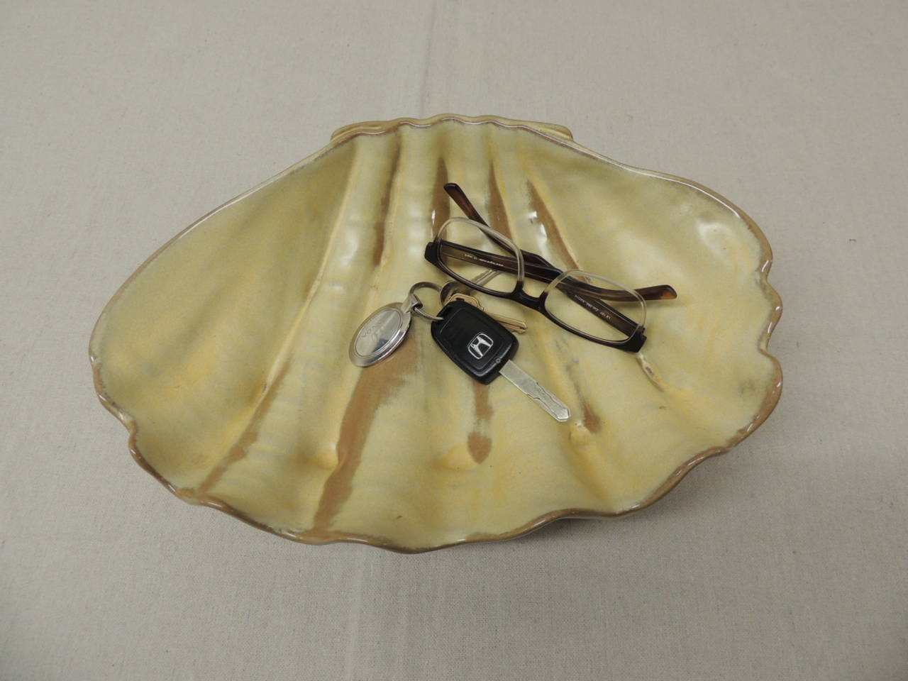 Ceramic Clam Shell Decorative Serving Dish In Excellent Condition In Oakland Park, FL