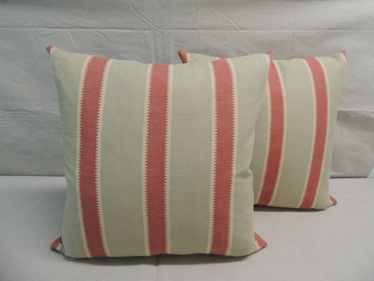 Pair of Bennison tripe red and green, double-sided. Teeth stripe faded green red on beige linen.
Bennison is an English Company specializing in hand-printed fabrics based on 18th and 19th century English and French textiles, originally discovered