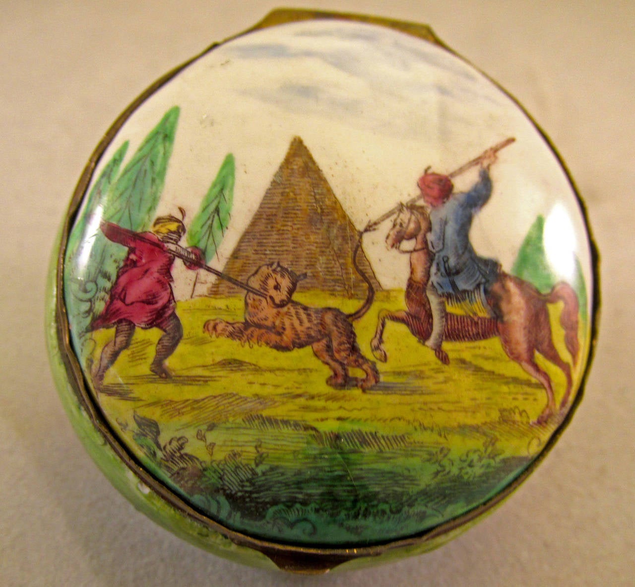 Antique Bilston Enamel Lion Bonbonniere In Excellent Condition In Baltimore, MD