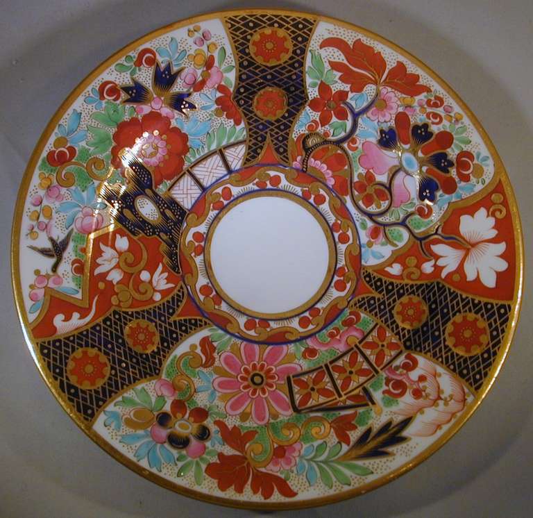 Les élégantes assiettes à dessert en porcelaine de Brilliante Worcester dans le motif 