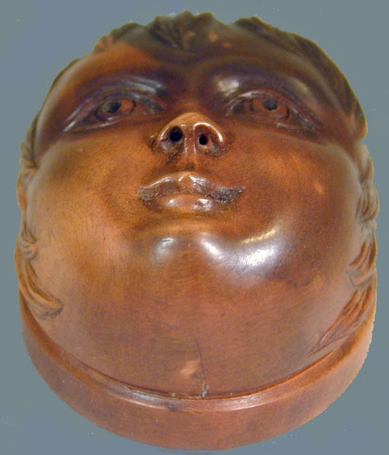 Antike Schnupftabakdose mit einem Kopf eines Jungen (Mahagoni) im Angebot