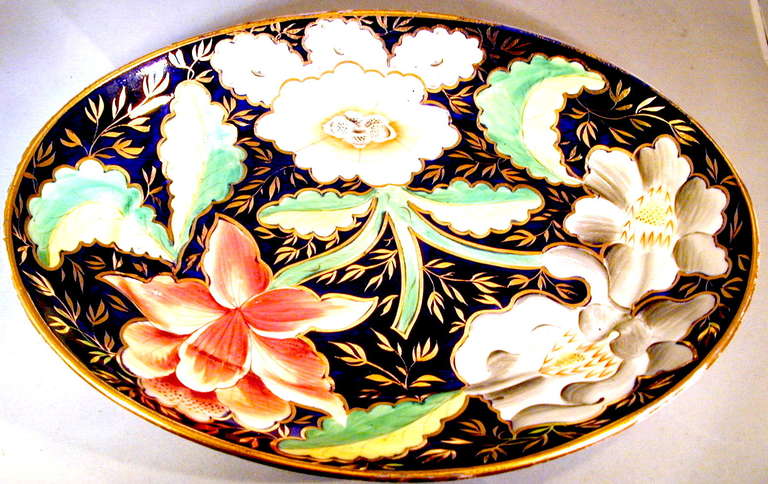 Plat ovale en porcelaine à fleurs de Newhall avec fond cobalt. Le plat mesure 11