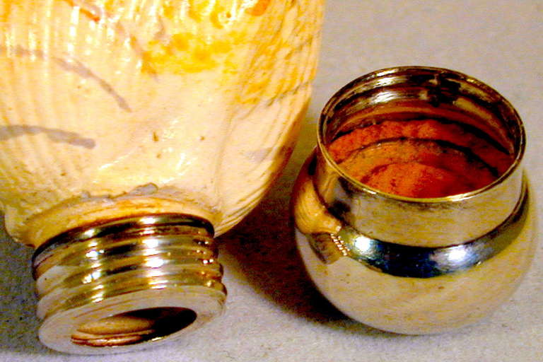 Antike Muschelförmige Parfümflasche (Britisch) im Angebot
