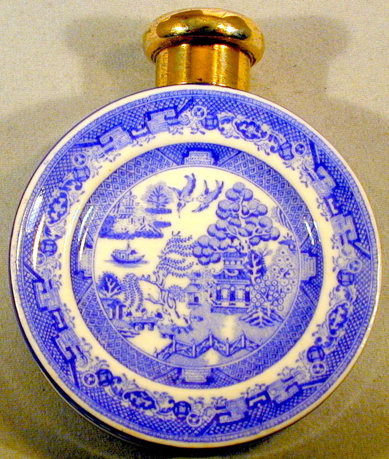 Blue Willow pattern scent bottle with silver gilt cap by Sampson Mordan. The silver is marked with the year mark for 1885. This scent is a large size measuring 2 1/4