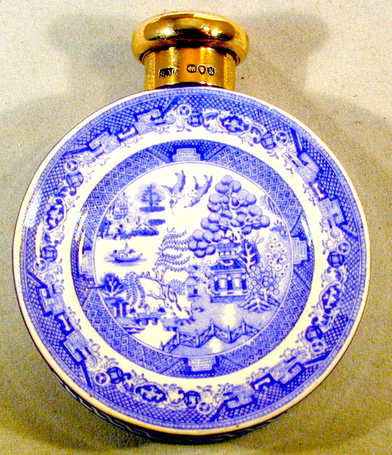 Antike Duftflasche in blauem Weidenmuster (Spätviktorianisch) im Angebot