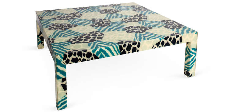 A well proportioned low table in acrylic resin over a graphic print fabric. Fun and Memphis inspired this table is perfect to brighten up an environment.