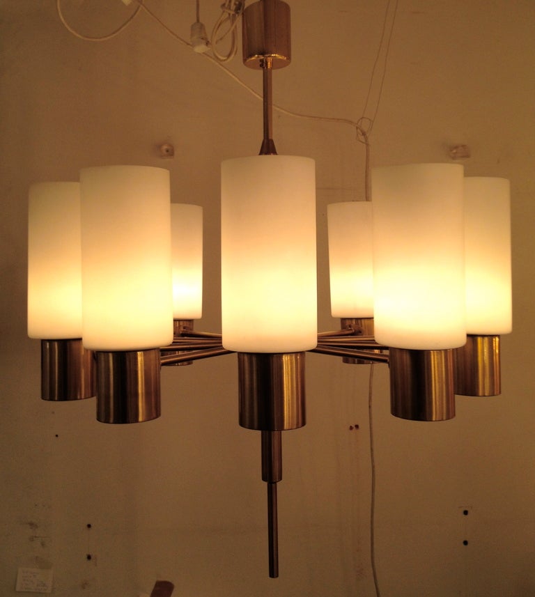Very Elegant Brass & Opaline Glass 10-Light Chandelier by LUXUS In Excellent Condition For Sale In Miami, FL